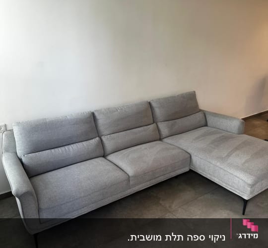 ספה אפורה בחדר עם רצפת אריחים אפורה